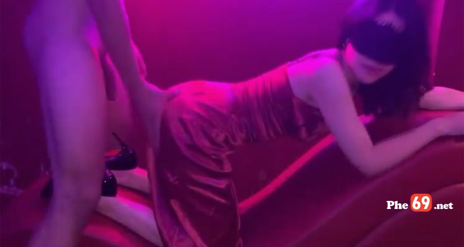 Clip sex Molly9917 mặc váy đỏ bị bạn trai doggy banh lồn