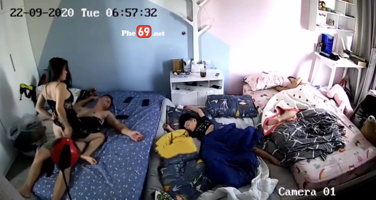 Hack camera hai vợ chồng tranh thủ lúc con ngủ vợ leo lên cưỡi ngựa