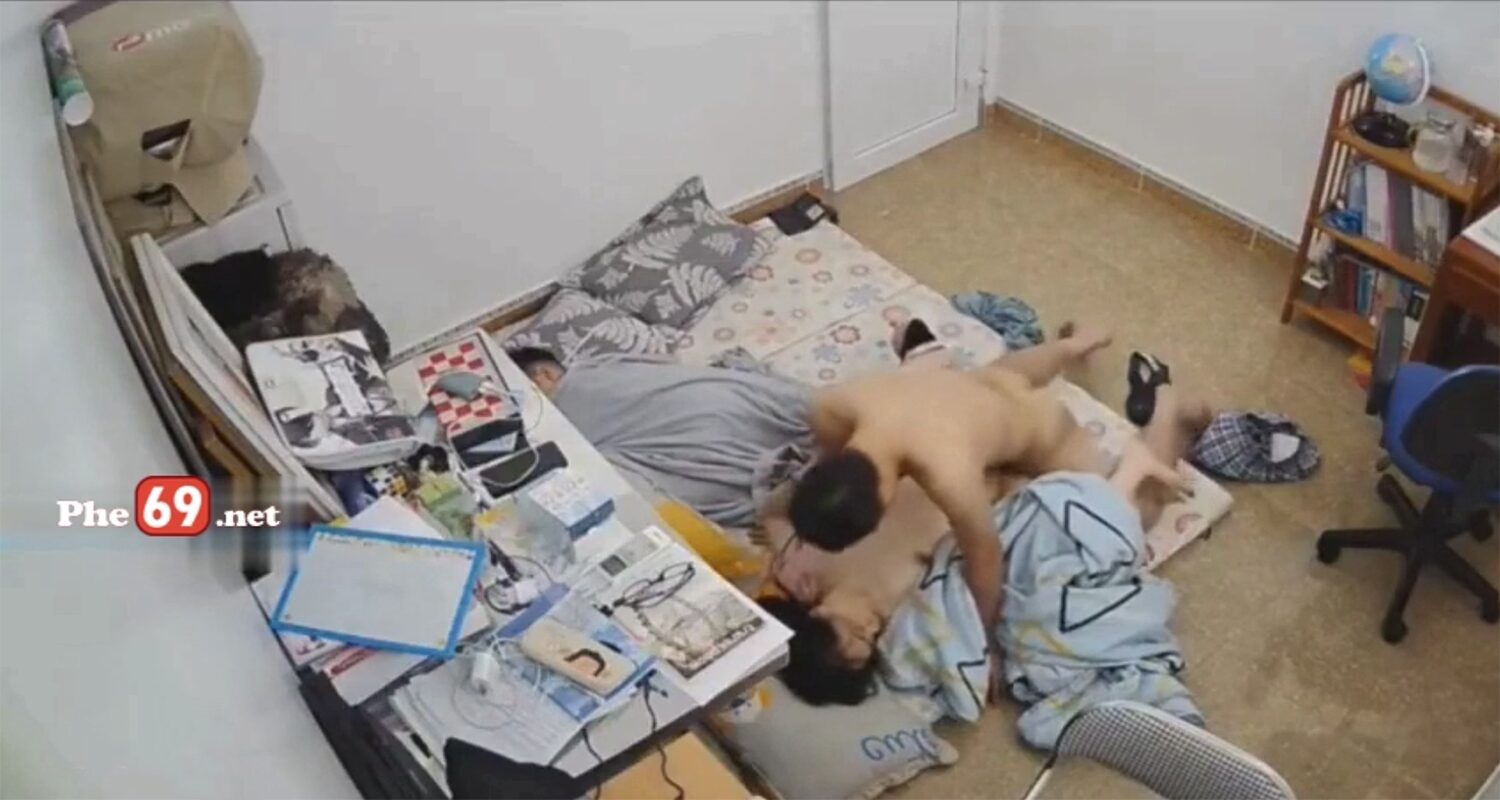 Hack camera chồng đang ngủ vợ nứng quá gọi chồng dậy đòi chịch