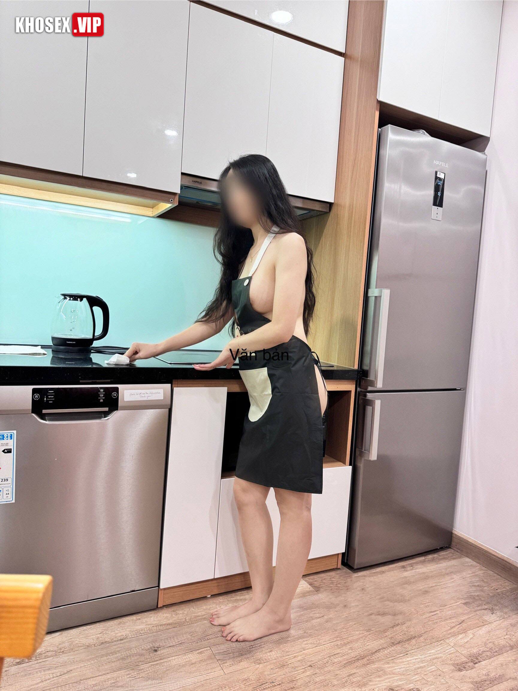 Clip sex vkcklananh9496 chồng rủ bạn đến chơi nhà some vợ địt tập thể đụ không bao xuất tinh ngập lồn (Full Clip + Pic) - Hình 31