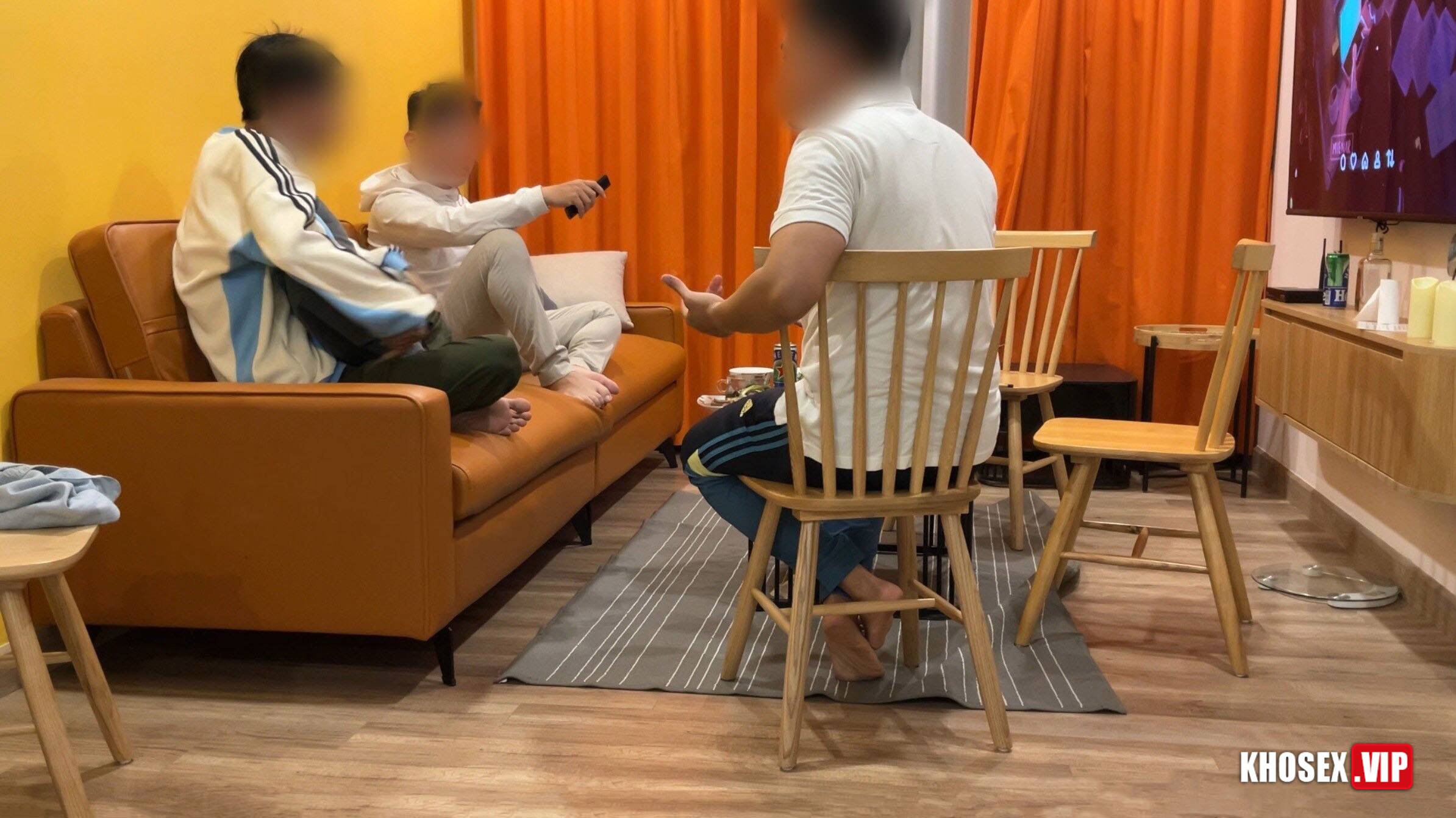 Clip sex vkcklananh9496 chồng rủ bạn đến chơi nhà some vợ địt tập thể đụ không bao xuất tinh ngập lồn (Full Clip + Pic) - Hình 35