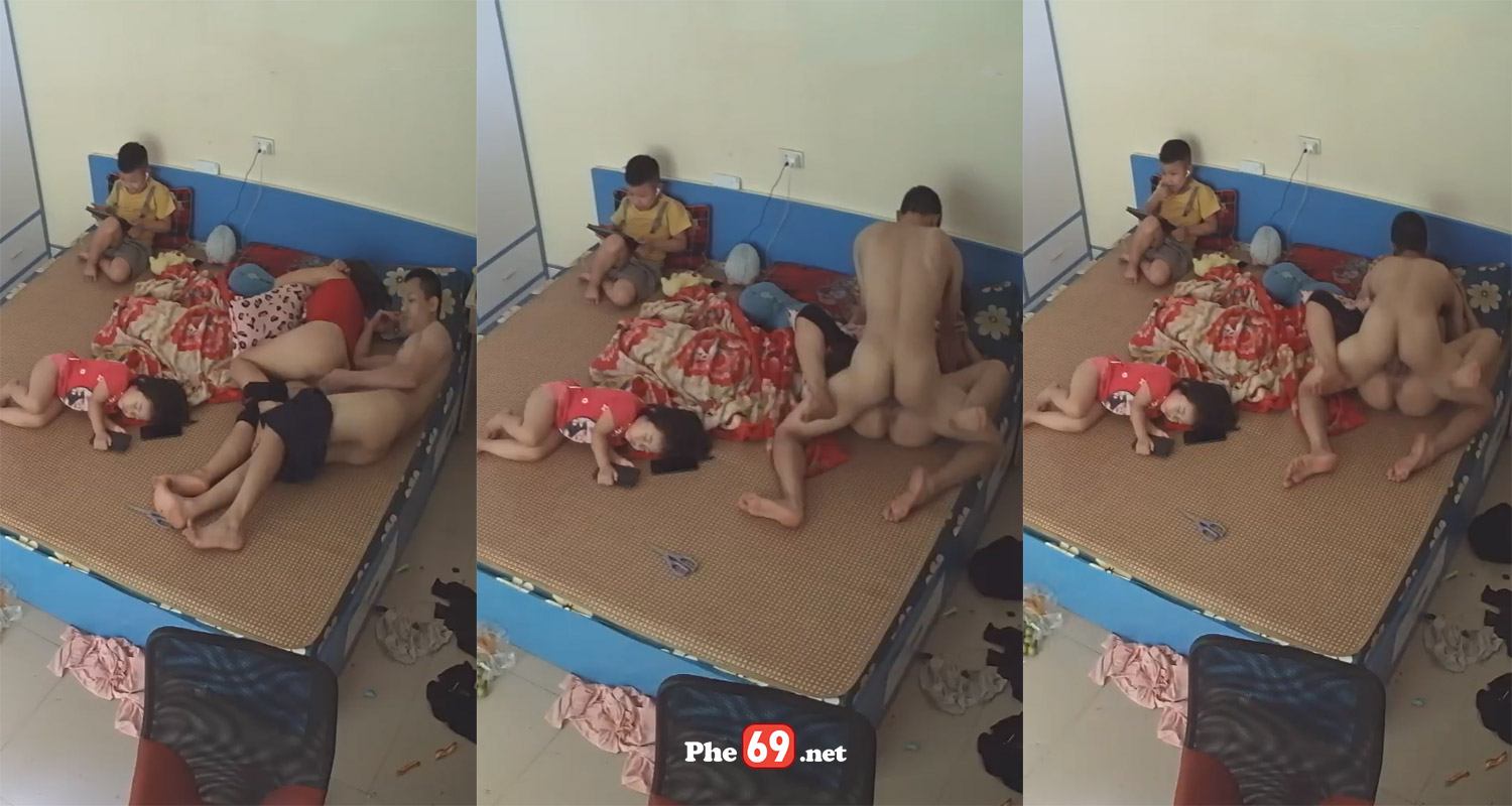 Hack Camera Cặp vợ chồng dâm đãng chịch nhau trước mặt con nhỏ – Phần 2