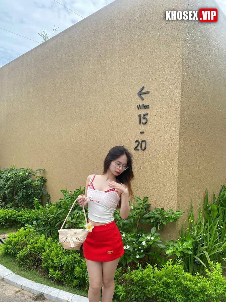 Bé sinh viên kính cận 2k2 dâm đãng lộ clip sex (Full Clip + Pic) - Hình 01