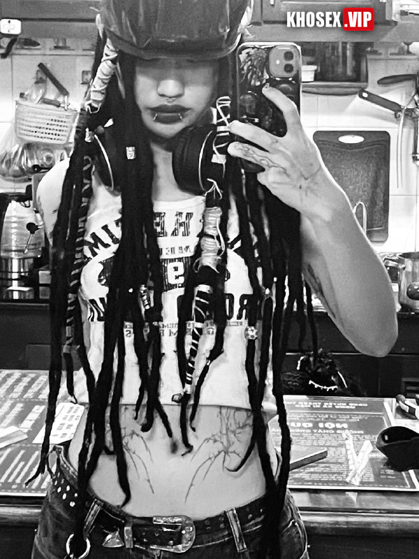 Chịch em gái xăm trổ cool ngầu lên đỉnh ra nhiều dâm thủy - Hình 04