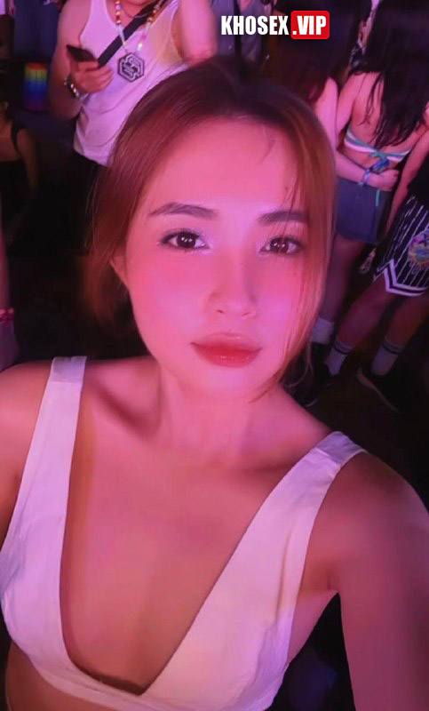 Cởi áo chịch em khi em đang nghe điện thoại - Hình 03