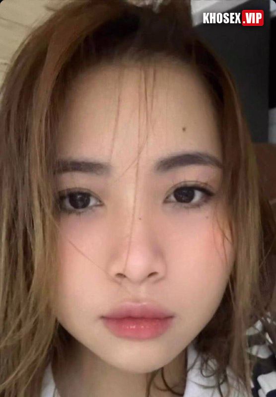 Cởi áo chịch em khi em đang nghe điện thoại - Hình 04