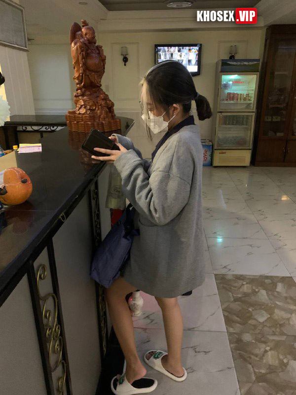 Cởi áo chịch em khi em đang nghe điện thoại - Hình 05