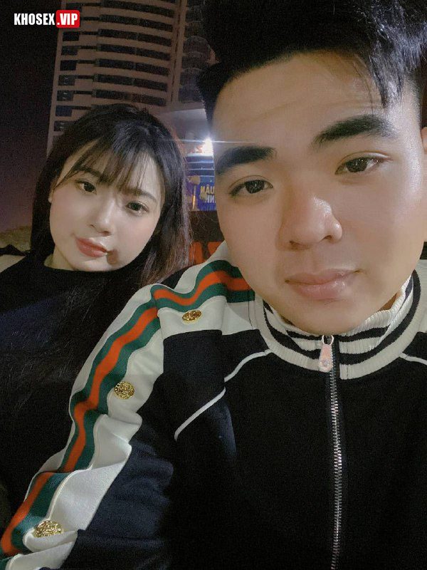 Địt em người yêu chubby đang sướng mà anh cứ móc - Hình 01