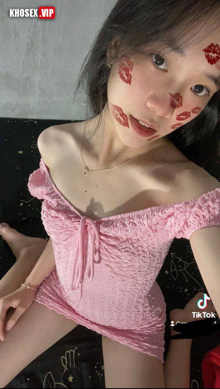 Lộ clip sex em Tiktoker váy hồng địt với người yêu nước nôi lênh láng - Hình 02
