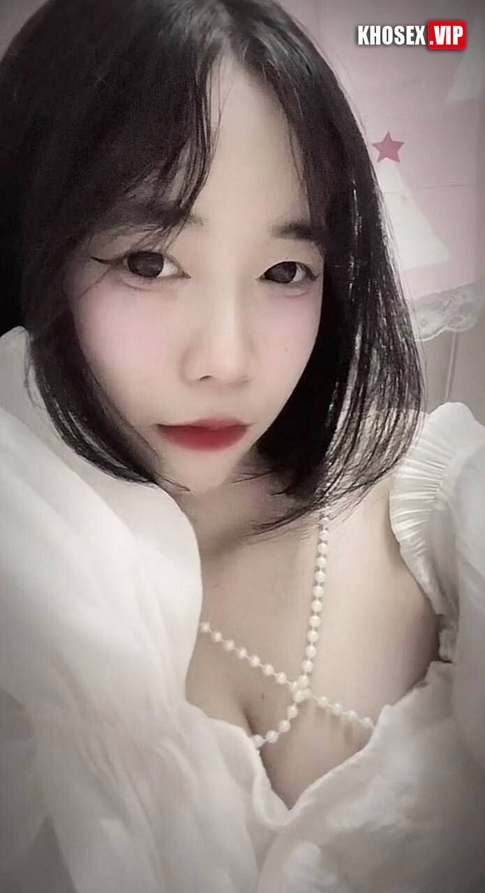 Siêu phẩm Trà My 2k7 thích BDSM bị người yêu chơi mạnh bạo vừa địt vừa đánh đỏ cả vú - Hình 01