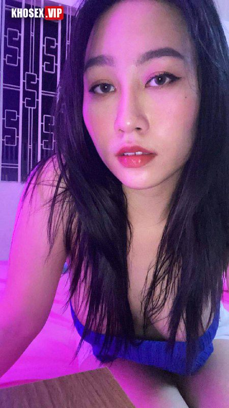 Clip sex bé Vy dâm đãng nứng lồn bị anh chịch ra nước xuất tinh trong - Hình 01