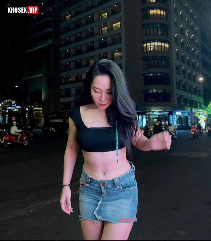 Clip sex bé Vy dâm đãng nứng lồn bị anh chịch ra nước xuất tinh trong - Hình 02