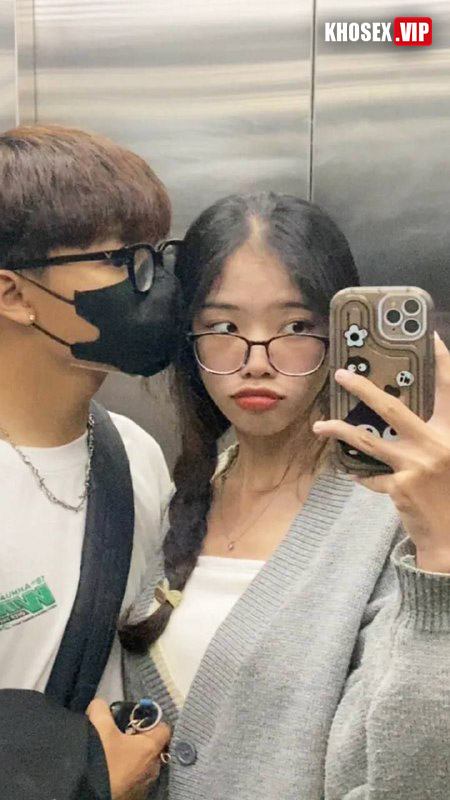 Em gái sinh viên đeo kính lộ clip sex địt 2 lỗ với bạn trai - Hình 01