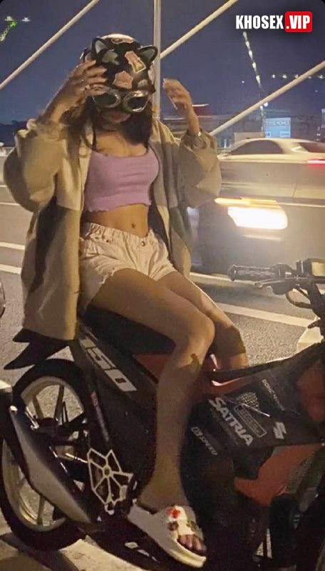 Em gái sinh viên đeo kính lộ clip sex địt 2 lỗ với bạn trai - Hình 03