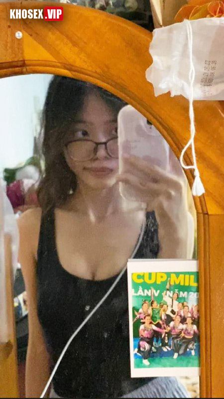 Em gái sinh viên đeo kính lộ clip sex địt 2 lỗ với bạn trai - Hình 04