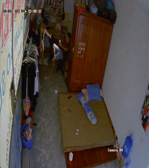 Hack camera em gái chủ shop quần áo ở Vinh bị chồng nứng cặc đòi địt xem mà như là bị hiếp dâm vậy (Full) - Phần 2 - Hình 04