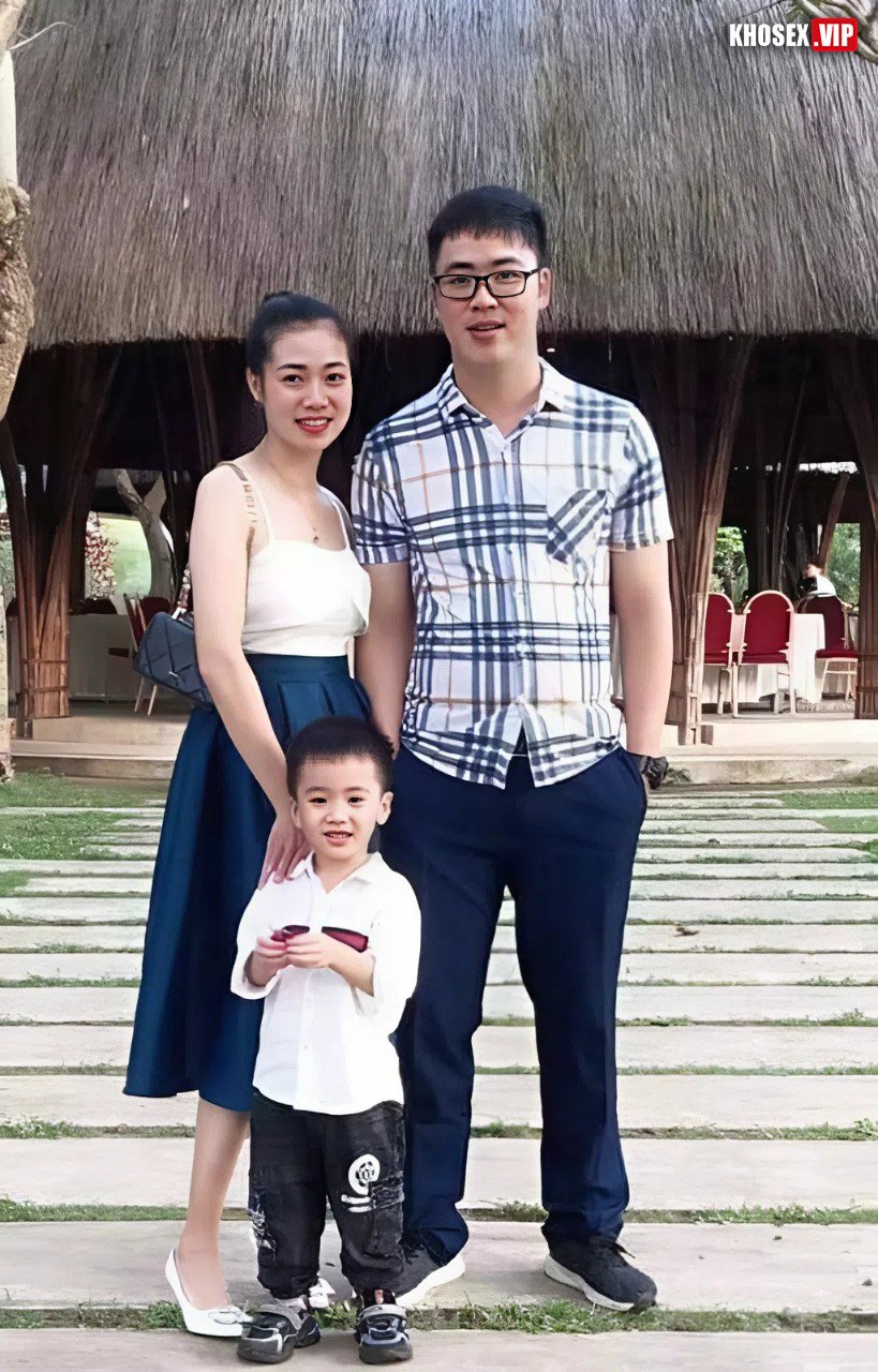 Em đang nấu ăn mà anh kéo váy em lên chịch ngay tại bếp - Phần 2 - Hình 01