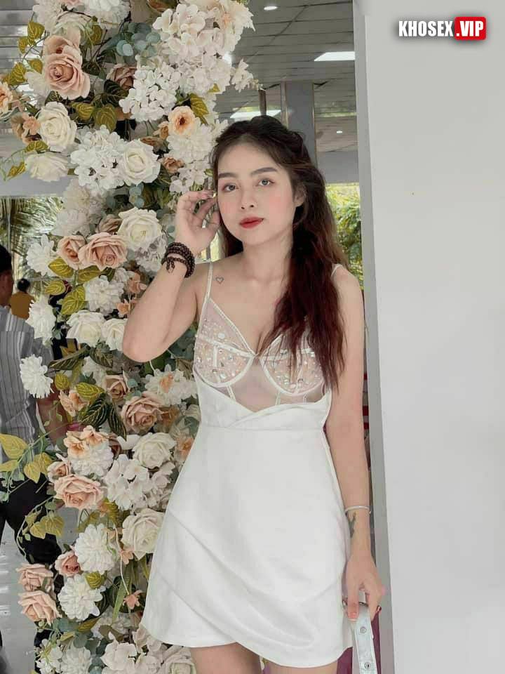 Siêu phẩm em Lê Na 19t (cô chủ nhỏ) ngực bự, bím khít đụ rên cực nứng - Hình 02