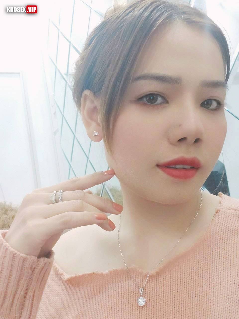 Vợ dâm quá chồng rủ bạn về chơi some con vợ rên la cực nứng - Hình 01