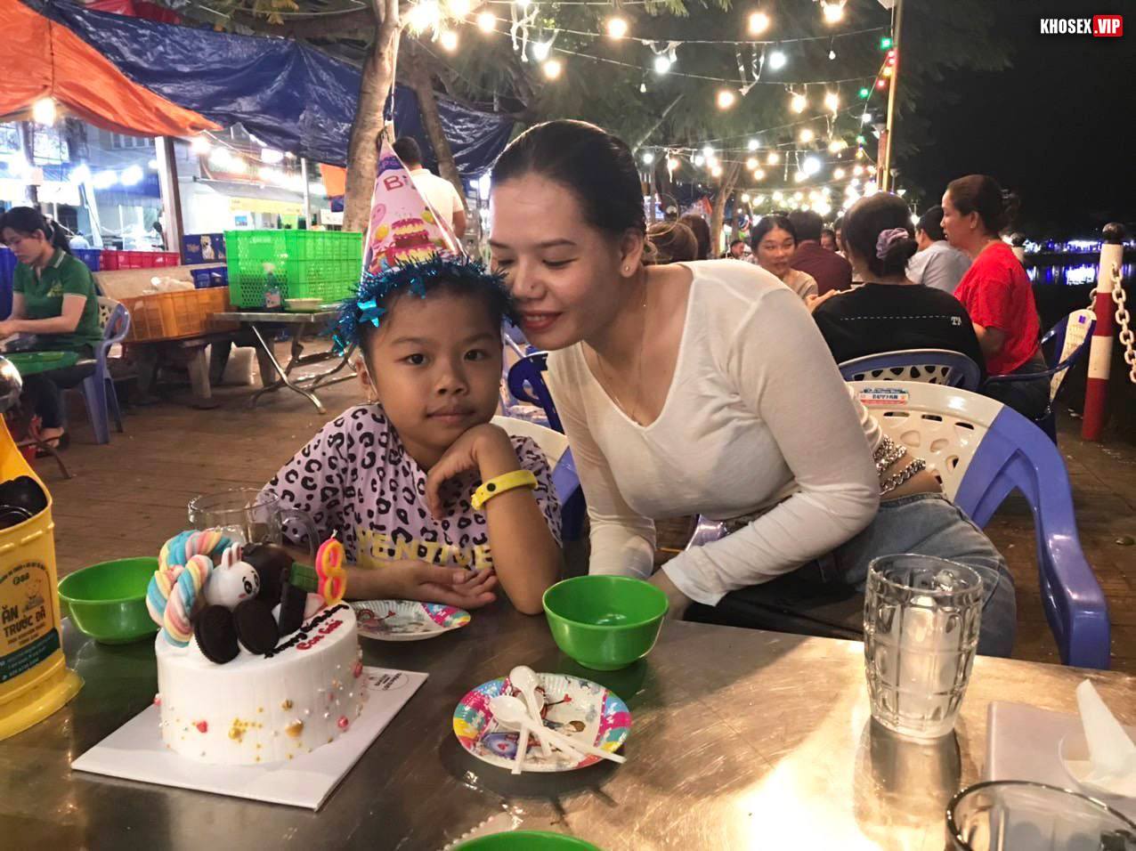 Vợ dâm quá chồng rủ bạn về chơi some con vợ rên la cực nứng - Hình 04