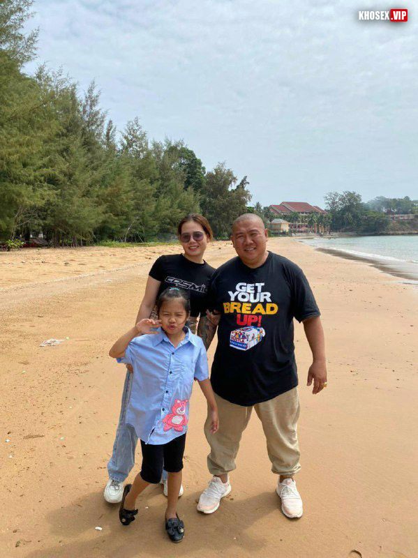 Vợ dâm quá chồng rủ bạn về chơi some con vợ rên la cực nứng - Hình 05