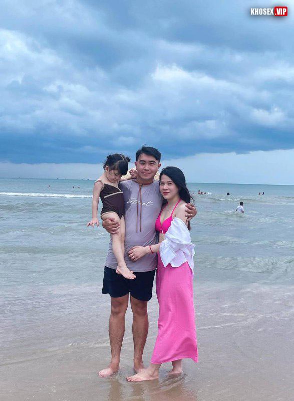 Vợ mới đẻ xong mấy hôm chồng đè ra chịch không tha - Hình 01