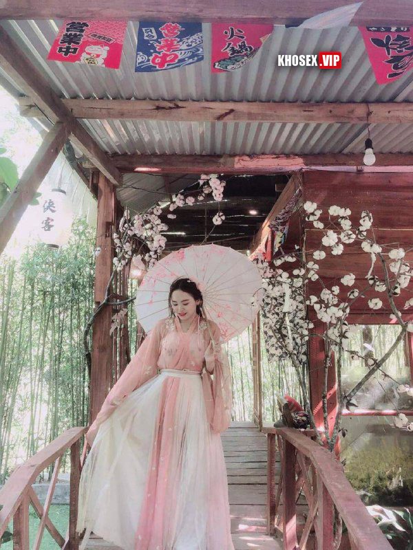 Vừa địt vừa móc lồn em yêu sướng rên rỉ lồn ra nhiều nước (Full Clip + Pic) - Hình 01