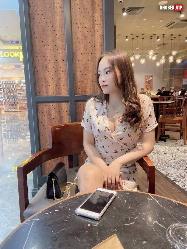 Vừa địt vừa móc lồn em yêu sướng rên rỉ lồn ra nhiều nước (Full Clip + Pic) - Hình 02