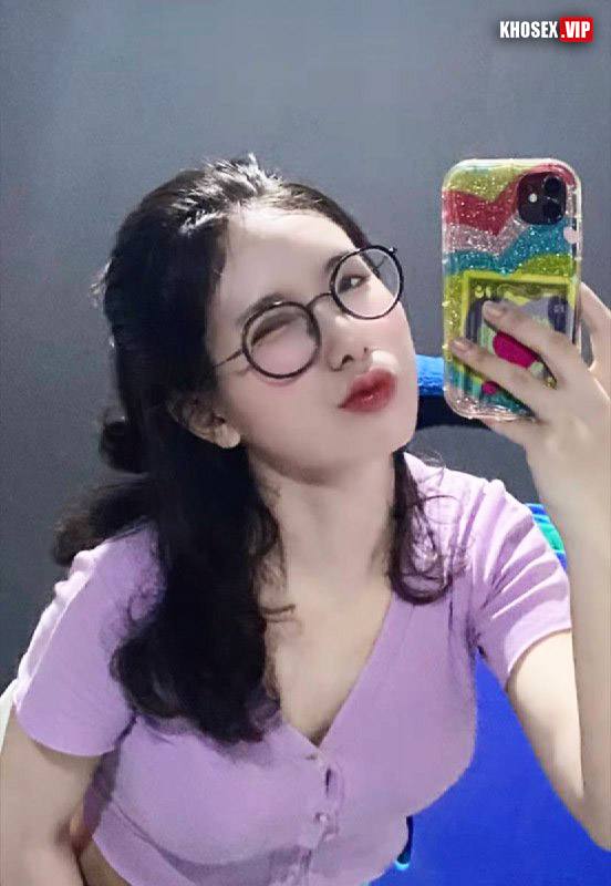 Chịch em gái xinh đeo kính vú to có cái lồn dâm đãng - Hình 01