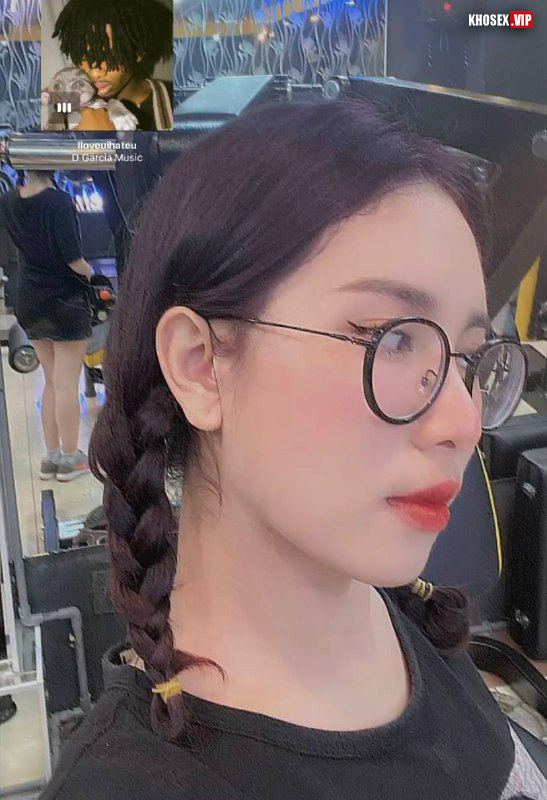 Chịch em gái xinh đeo kính vú to có cái lồn dâm đãng - Hình 02