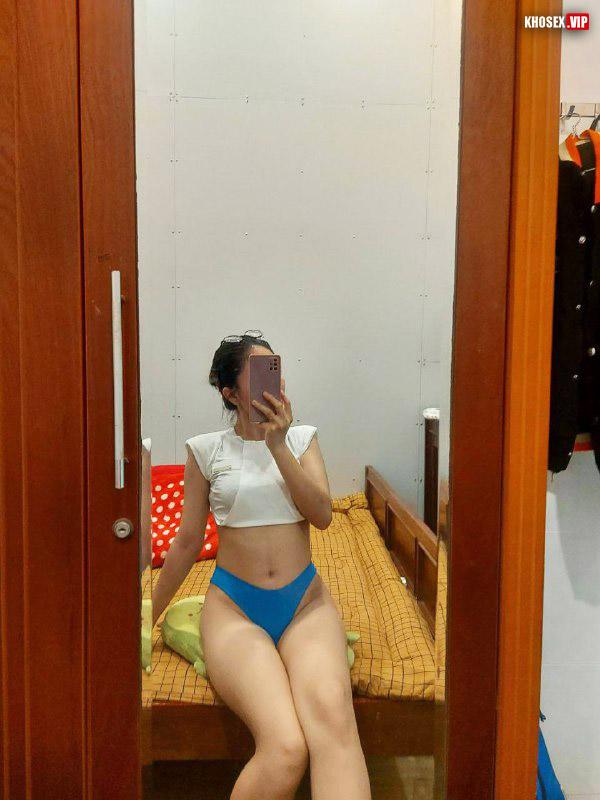 Chịch em gái xinh đeo kính vú to có cái lồn dâm đãng - Hình 03