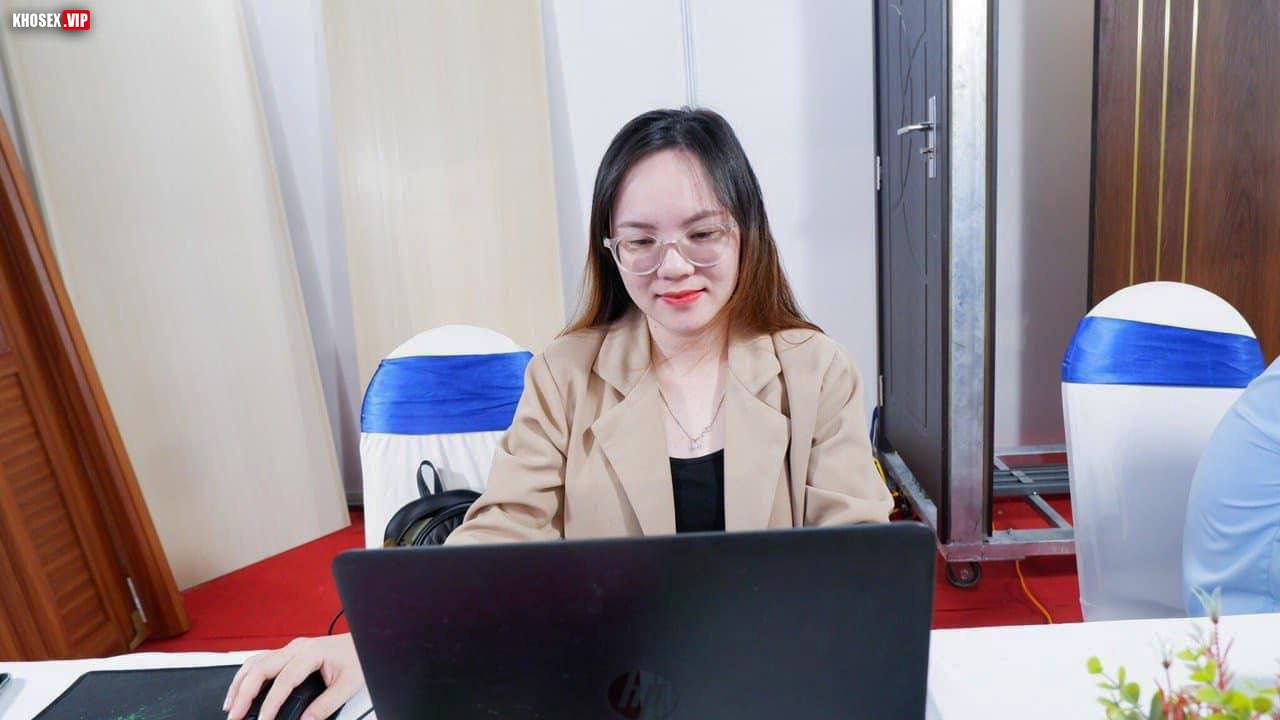 Đụ em nhân viên văn phòng đeo kính sướng rên rỉ rồi gạ em xuất trong (Full Clip + Pic) - Hình 02