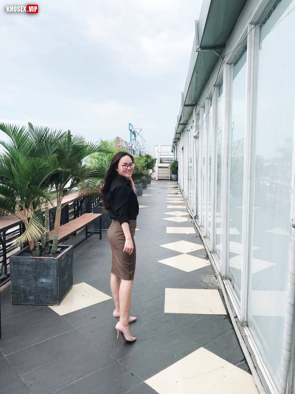 Đụ em nhân viên văn phòng đeo kính sướng rên rỉ rồi gạ em xuất trong (Full Clip + Pic) - Hình 03