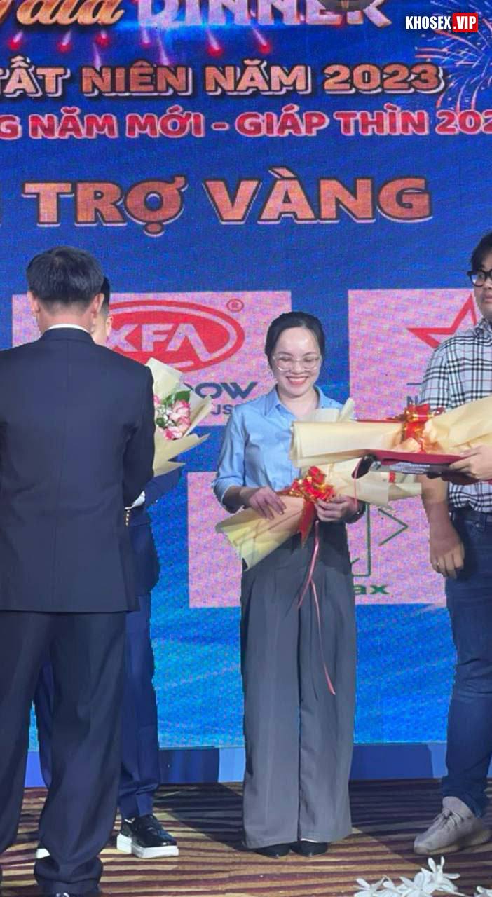 Đụ em nhân viên văn phòng đeo kính sướng rên rỉ rồi gạ em xuất trong (Full Clip + Pic) - Hình 04