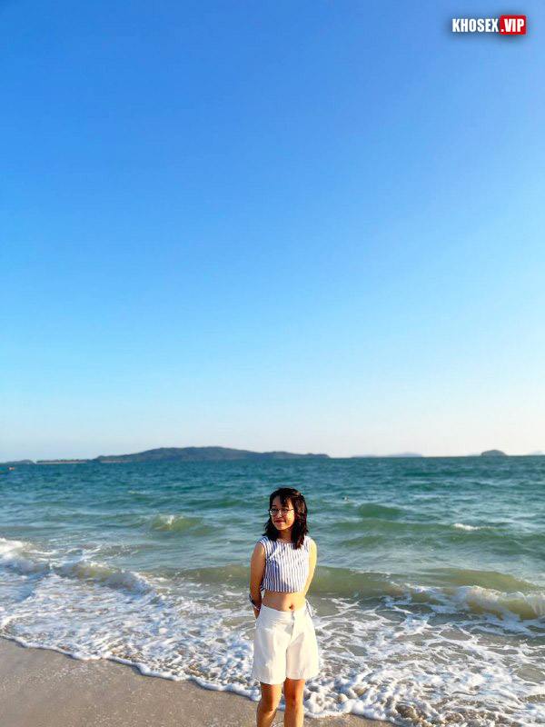 Đụ nằm sấp em sinh viên đeo kính dâm đãng làm em sướng rên rỉ - Hình 05