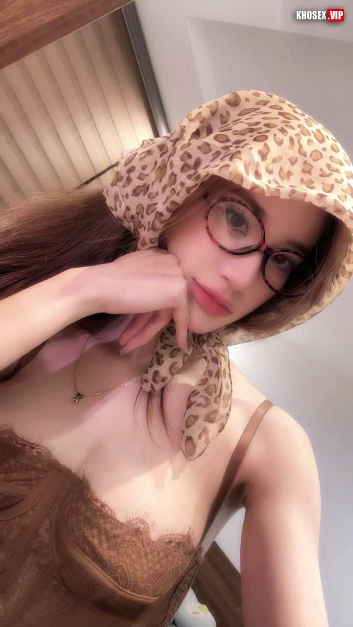 Hà Quỳnh Trang cô bé quàng khăn có cặp vú siêu phẩm lộ clip sex với bạn trai (Full Clip + Pic) - Hình 01