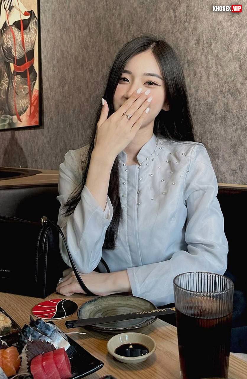 Hà Quỳnh Trang cô bé quàng khăn có cặp vú siêu phẩm lộ clip sex với bạn trai (Full Clip + Pic) - Hình 02