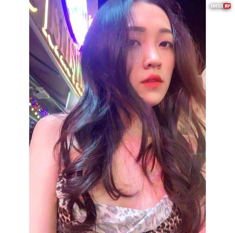 Kéo chân em người yêu lên đụ xuất tinh tràn lồn - Hình 02