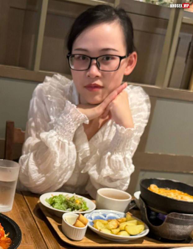 Lộ clip sex đụ em người yêu đeo kính có cái lồn dâm cực múp (Full Clip + Pic) - Hình 02