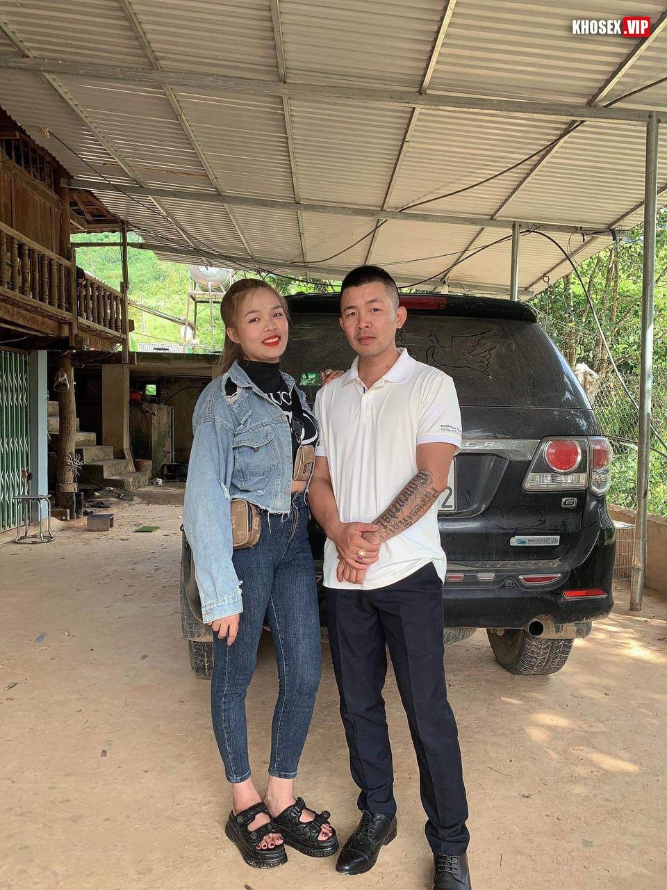 Vợ dâm nứng lồn cưỡi ngựa đang sướng thì con trai vào phòng - Hình 01