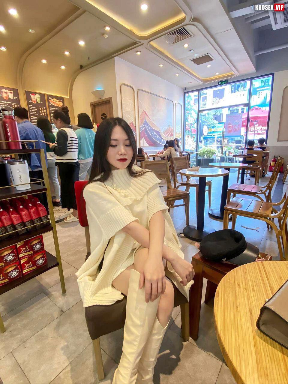 Vừa địt vừa vỗ bím làm em sưng lồn (Full Clip + Pic) - Hình 01