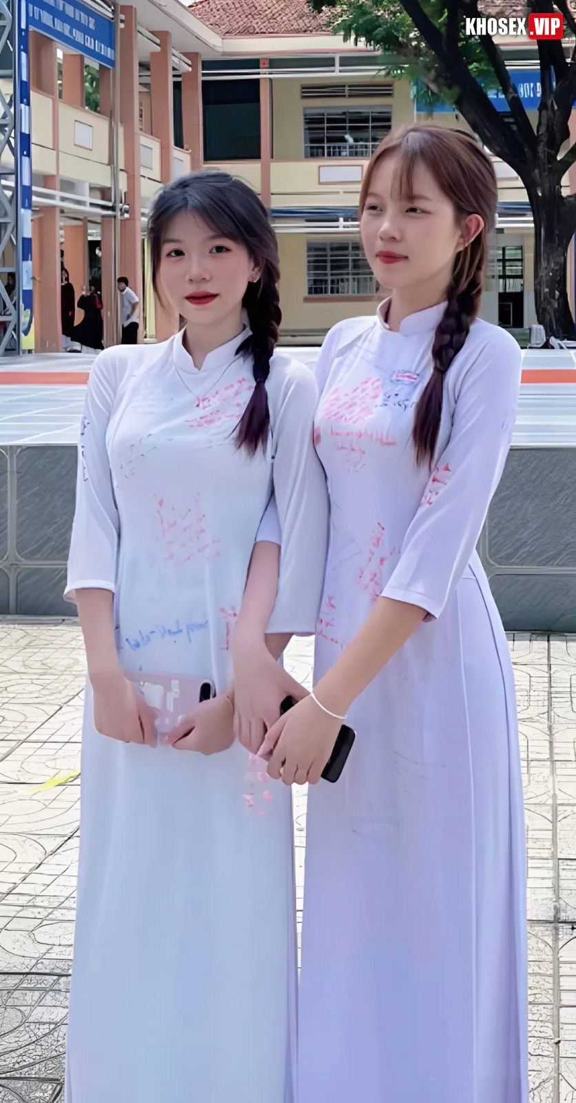 Clip sex em học sinh cấp 3 bú cu trong toilet chưa đã dẫn người yêu về phòng chịch - Hình 01