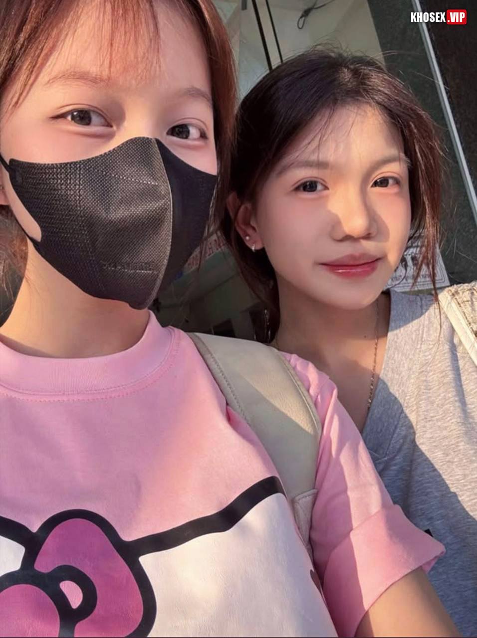 Clip sex em học sinh cấp 3 bú cu trong toilet chưa đã dẫn người yêu về phòng chịch - Hình 02