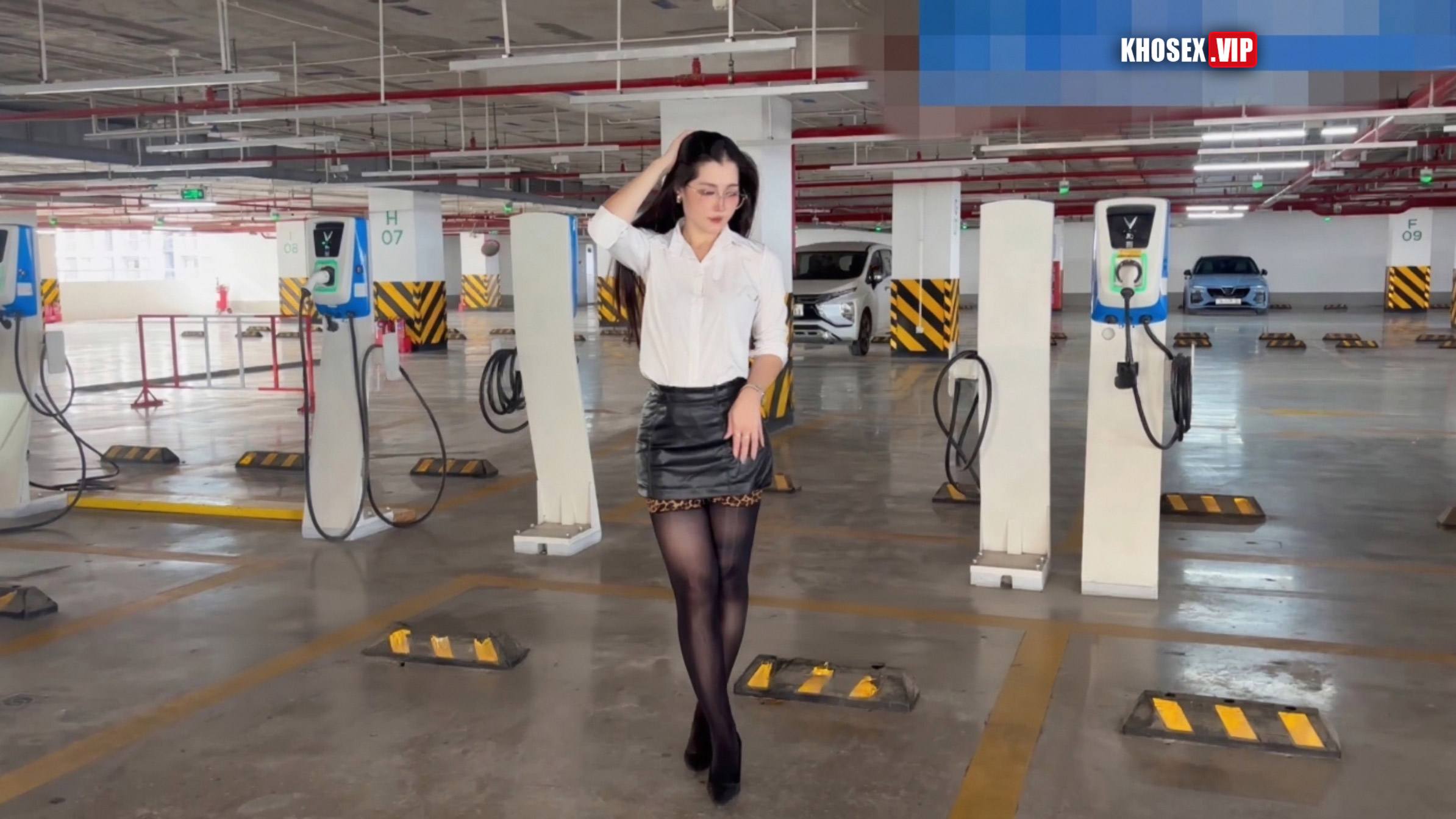 Clip sex vkcklananh9496 ngẫu hứng địt trong WC Nam - Hình 01