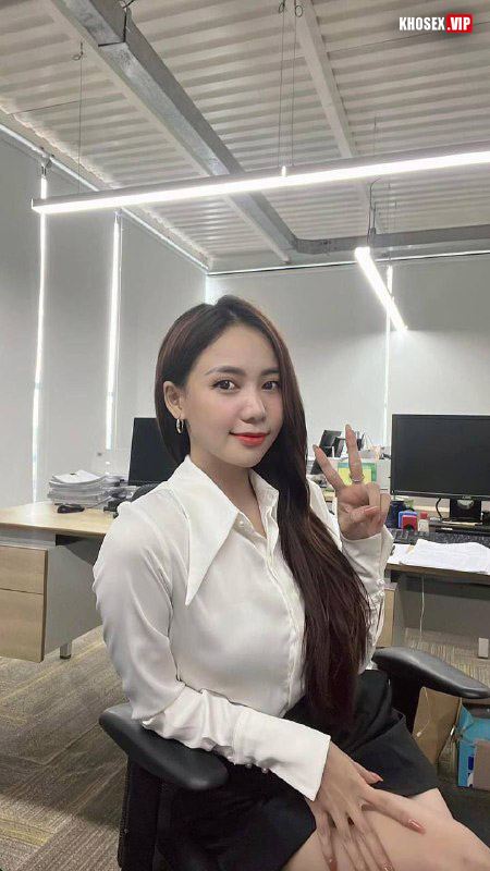 Dập em nhân viên văn phòng lút cán sướng rên rỉ - Hình 01