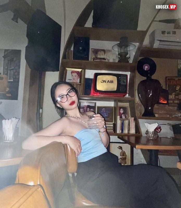 Chịch em kính cận dâm đãng bú cu điêu luyện (Full Clip + Pic) - Hình 02