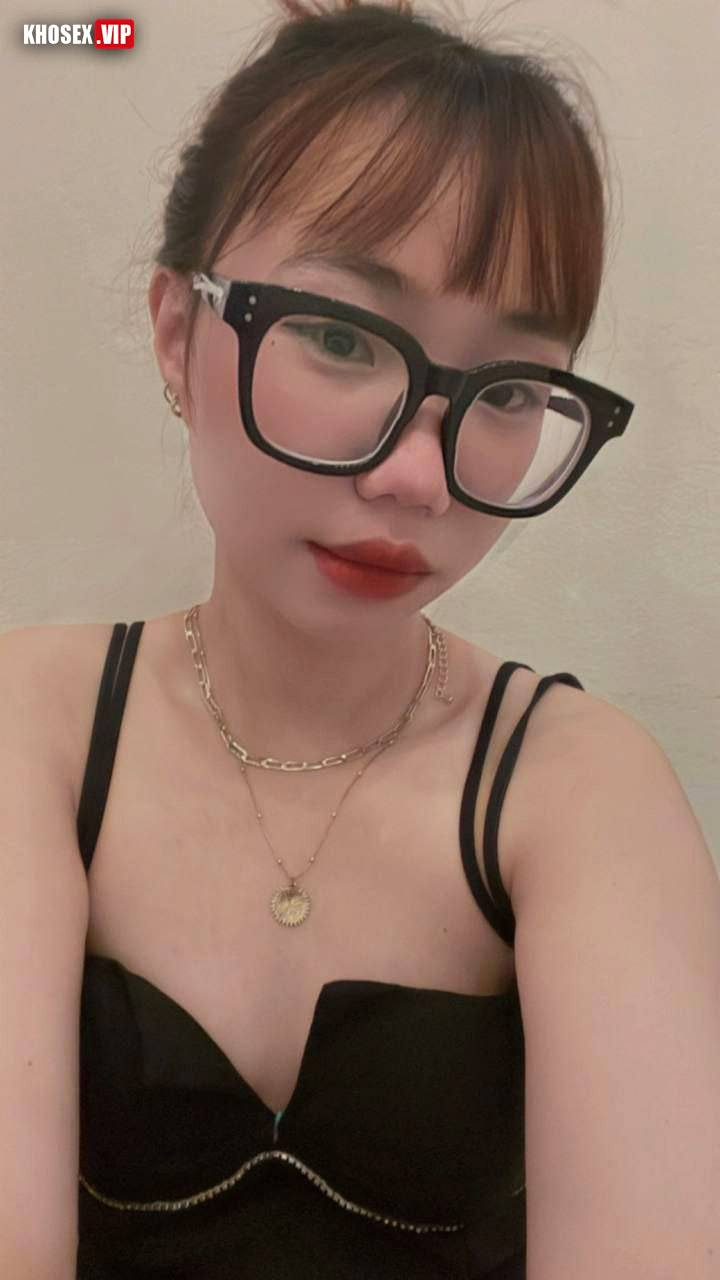 Chịch em kính cận dâm đãng bú cu điêu luyện (Full Clip + Pic) - Hình 05