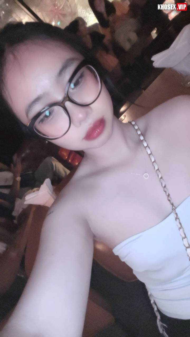 Chịch em kính cận dâm đãng bú cu điêu luyện (Full Clip + Pic) - Hình 07