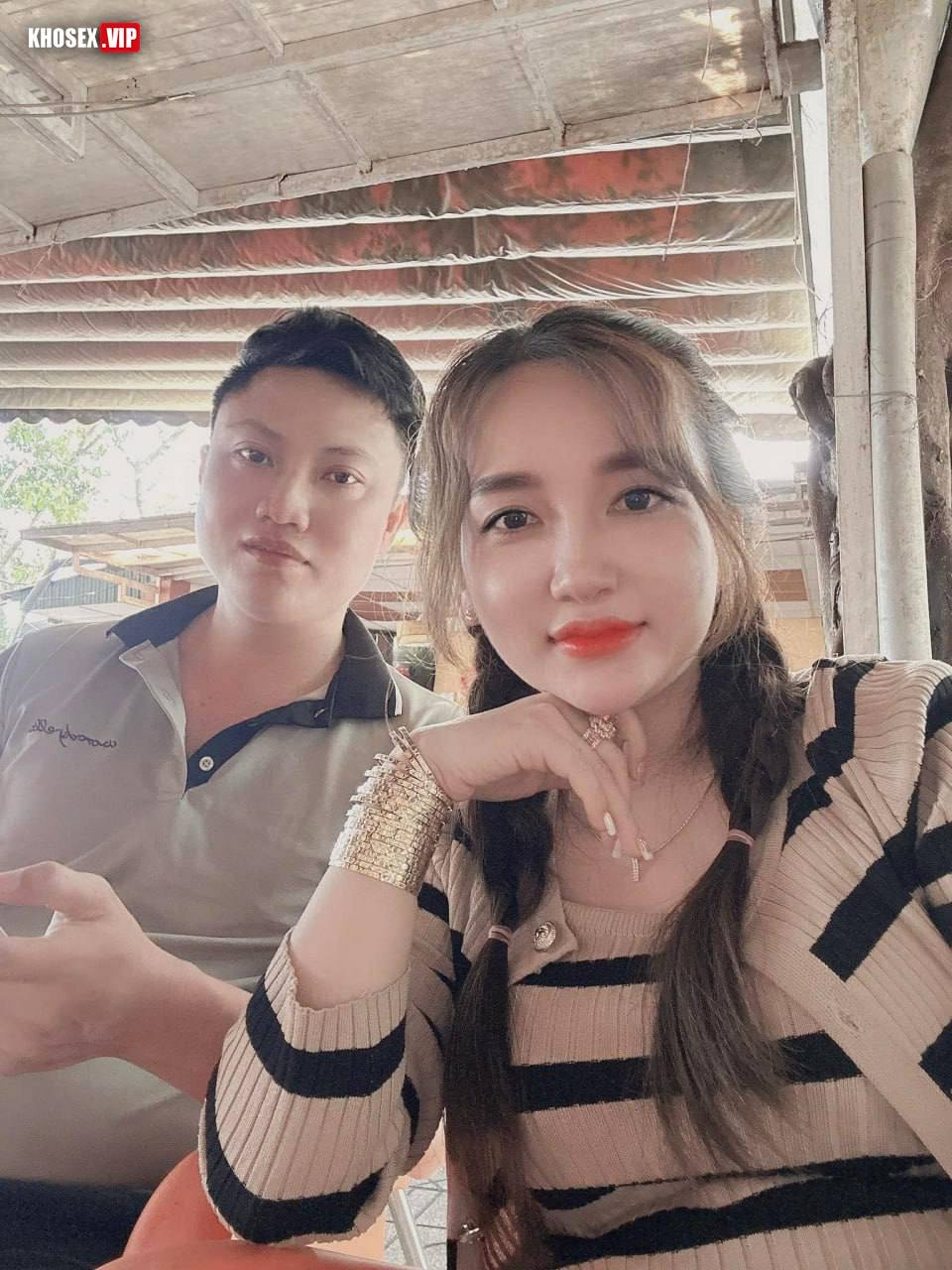 Đeo bao gai địt vợ lồn dâm sướng rên - Hình 01