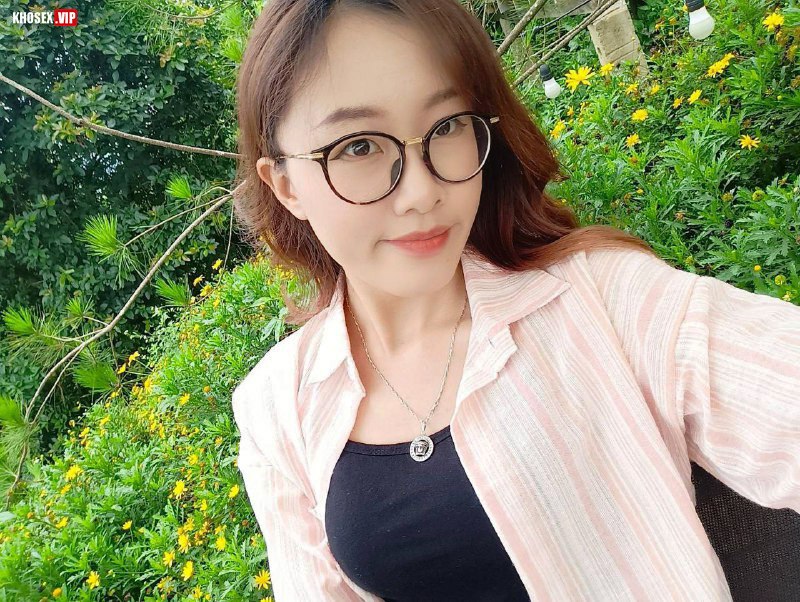 Địt em đeo kính khẩu dâm Em sướng anh ơi em ra mất - Hình 01